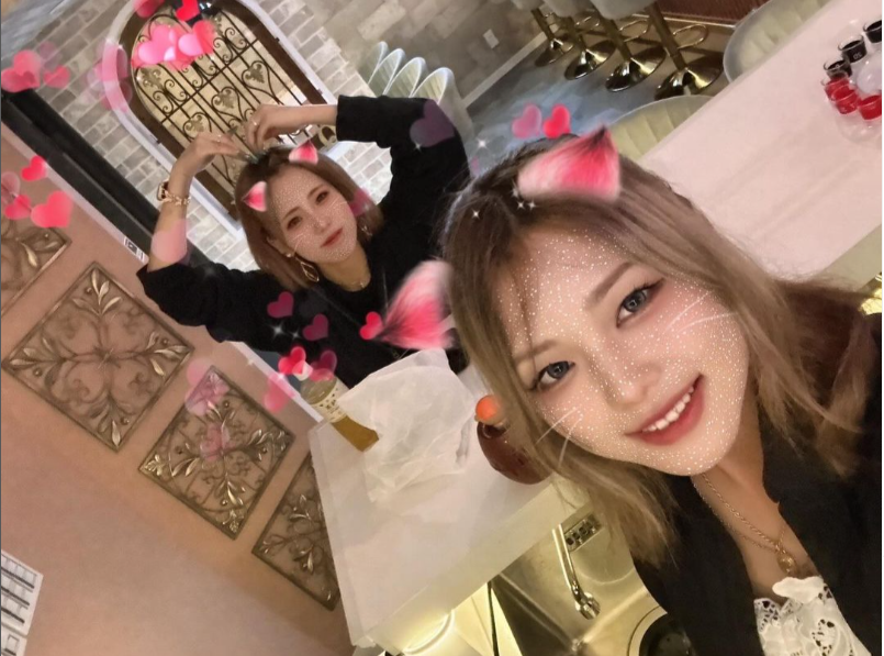 ガールズバーのかわいい2人の女の子